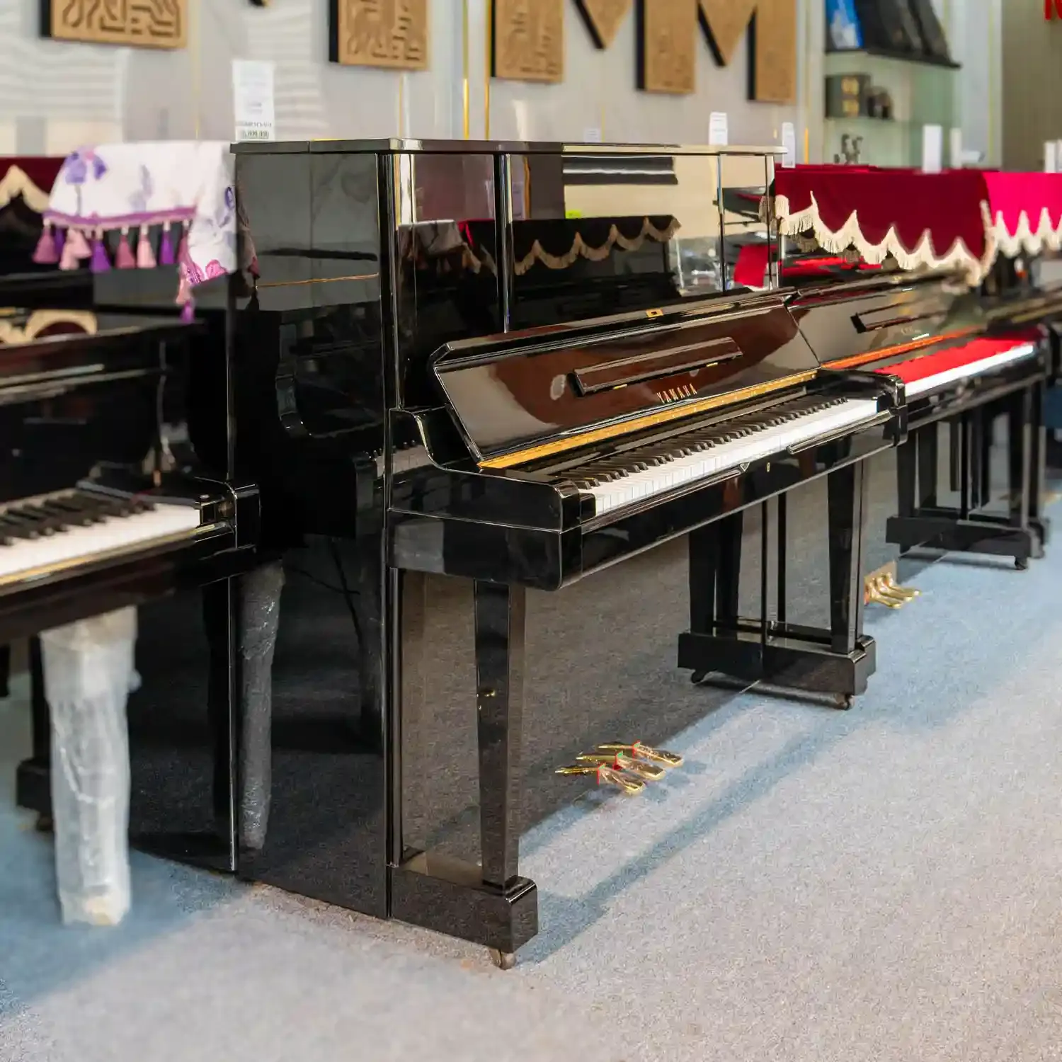 dáng đàn piano cơ yamaha yux màu đen