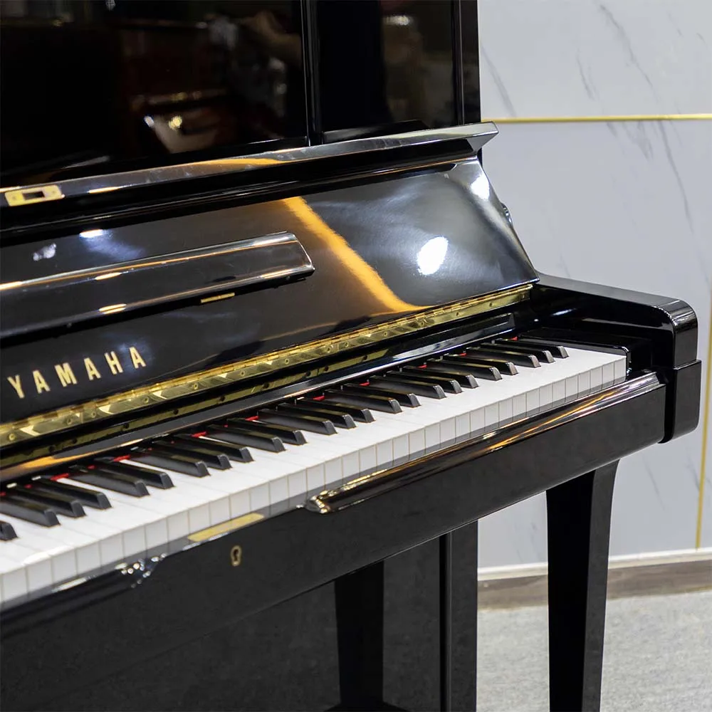 dáng đàn piano cơ yamaha ux1 màu đen