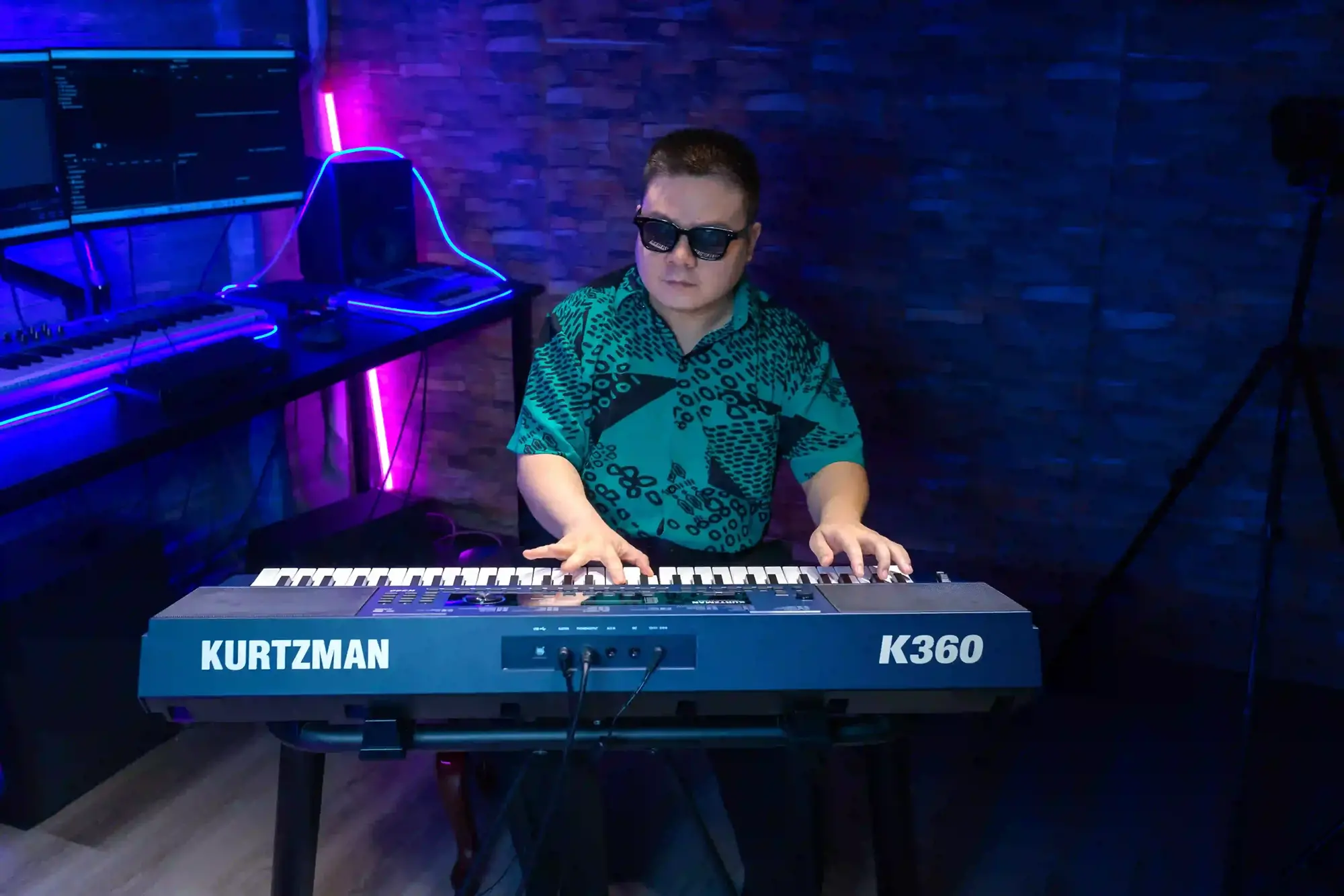 nghệ sĩ quốc đạt bên đàn kurtzman k360